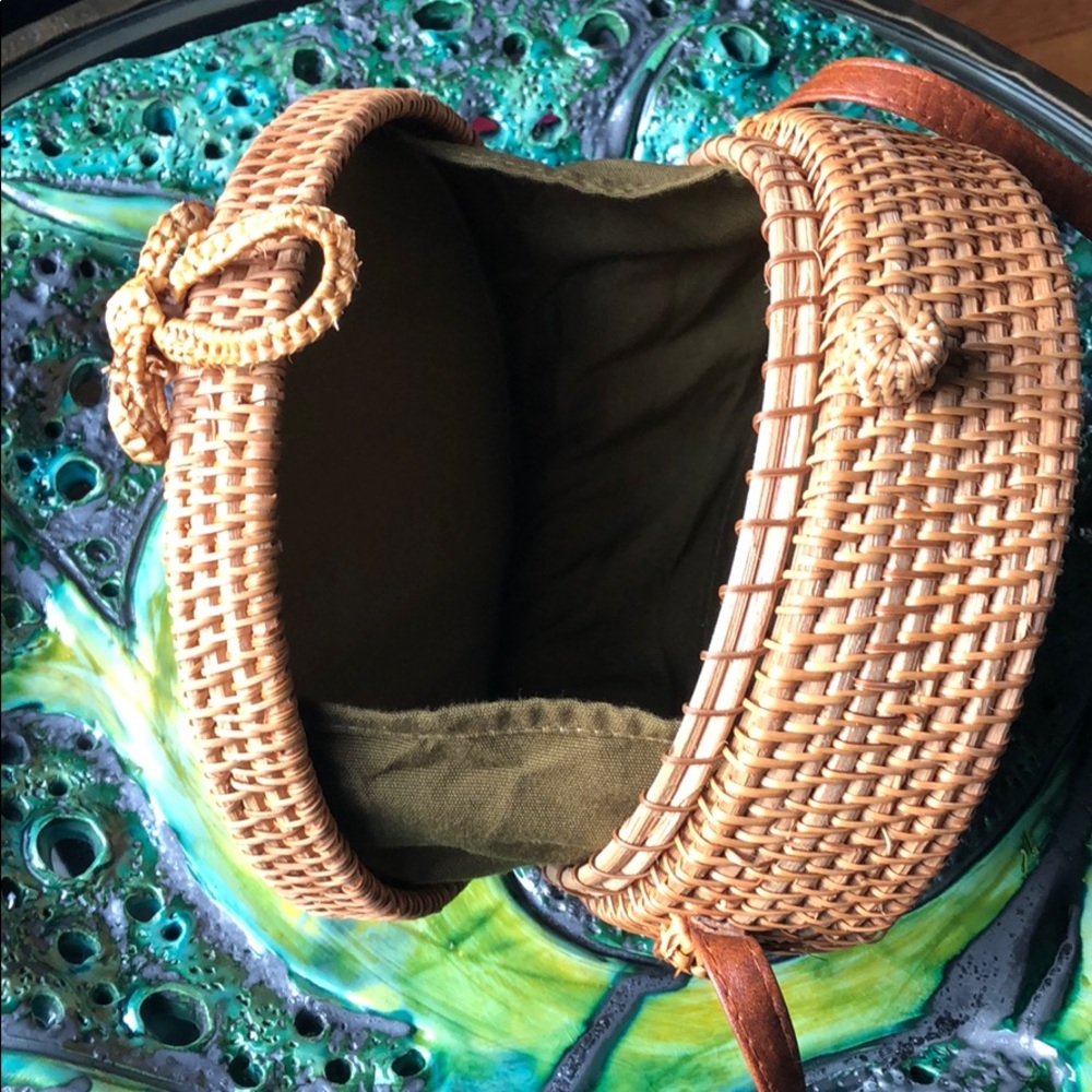 Gently used round rattan shoulder bag - Picture 2 of 4